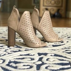 Nude Side V cutout heels